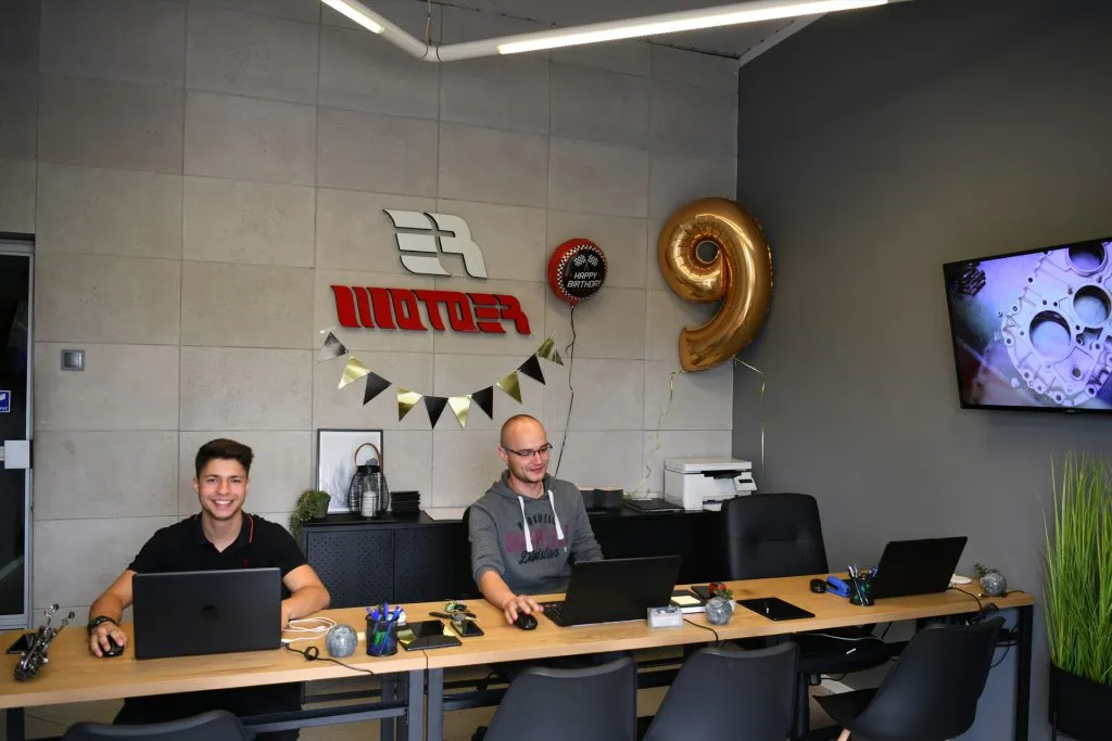 Zespół przy biurze obsługi MOTOER i balon w kształcie cyfry dziewięć