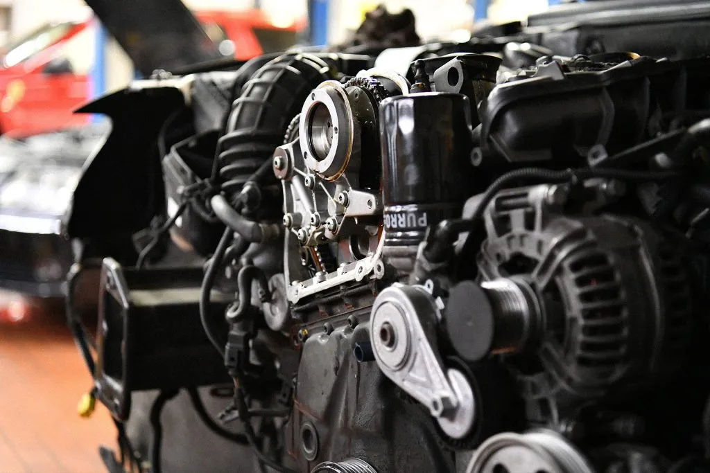 Odsłonięty mechanizm rozrządu Audi A4 B8 1.8 TFSI z boku