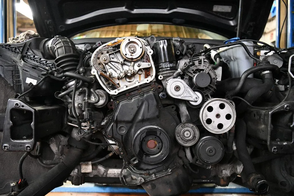 Silnik Audi A4 Avant B8 1.8 TFSI z odsłoniętym przodem