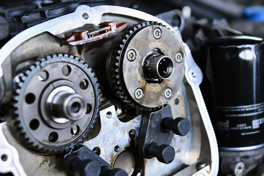 Koła i łańcuch rozrządu Audi Q5 2.0 TFSI w zbliżeniu
