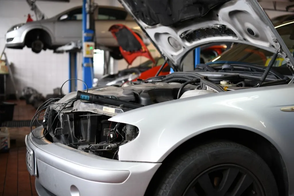 BMW serii 3 E46 na stanowisku po demontażu reflektora