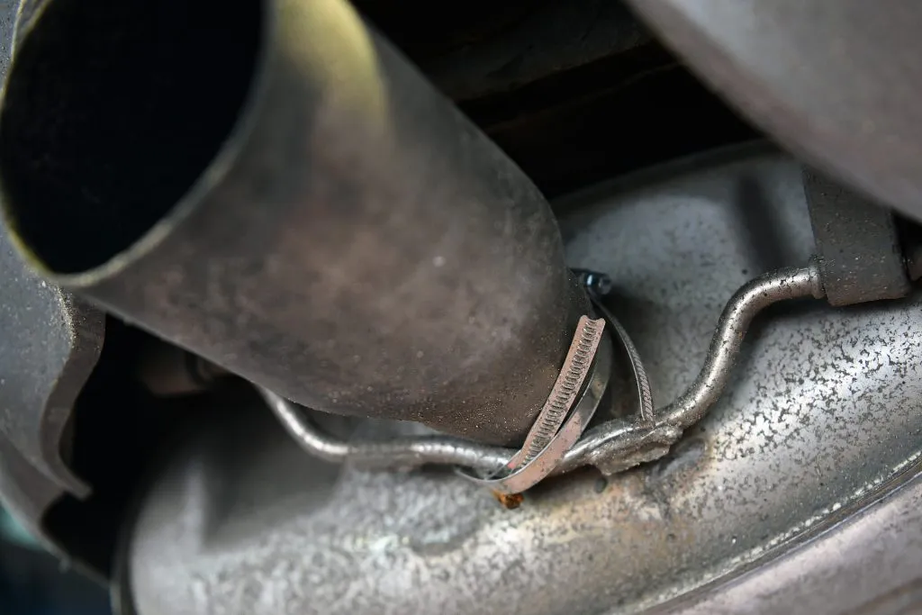 Rozłączone połączenie wydechu BMW E60 przed naprawą