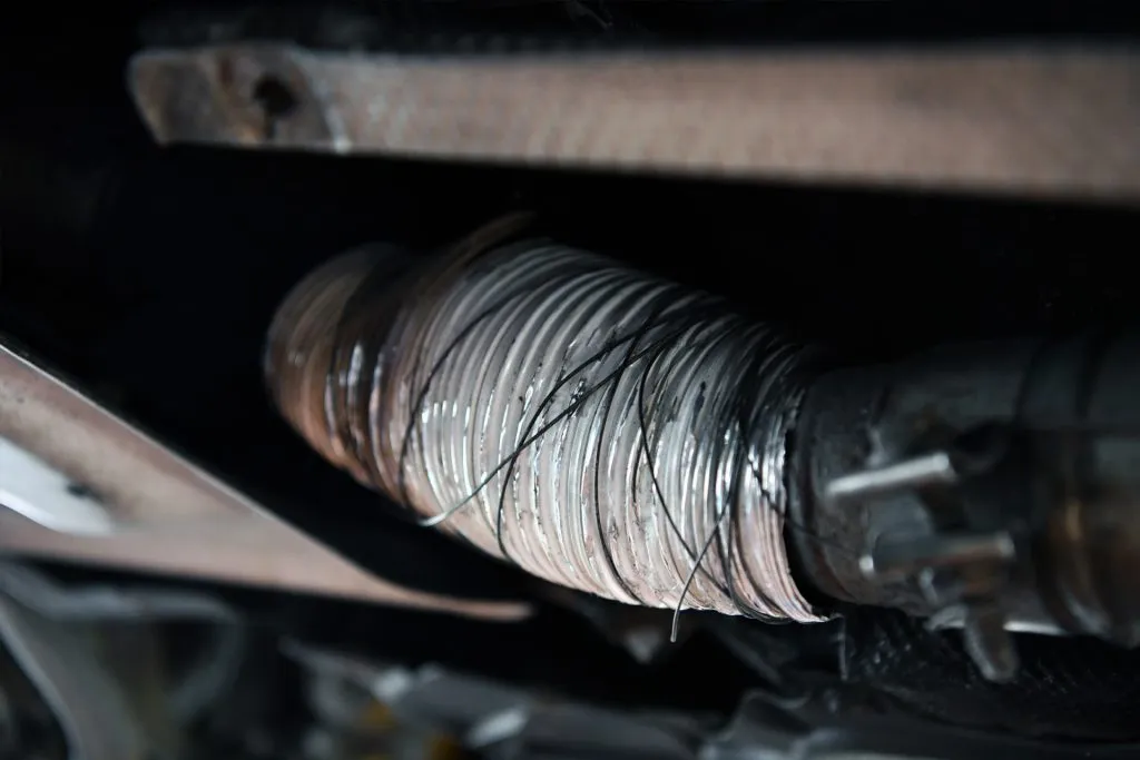 Złącze elastyczne wydechu BMW serii 5 E60 owinięte podczas wcześniejszej próby uszczelnienia