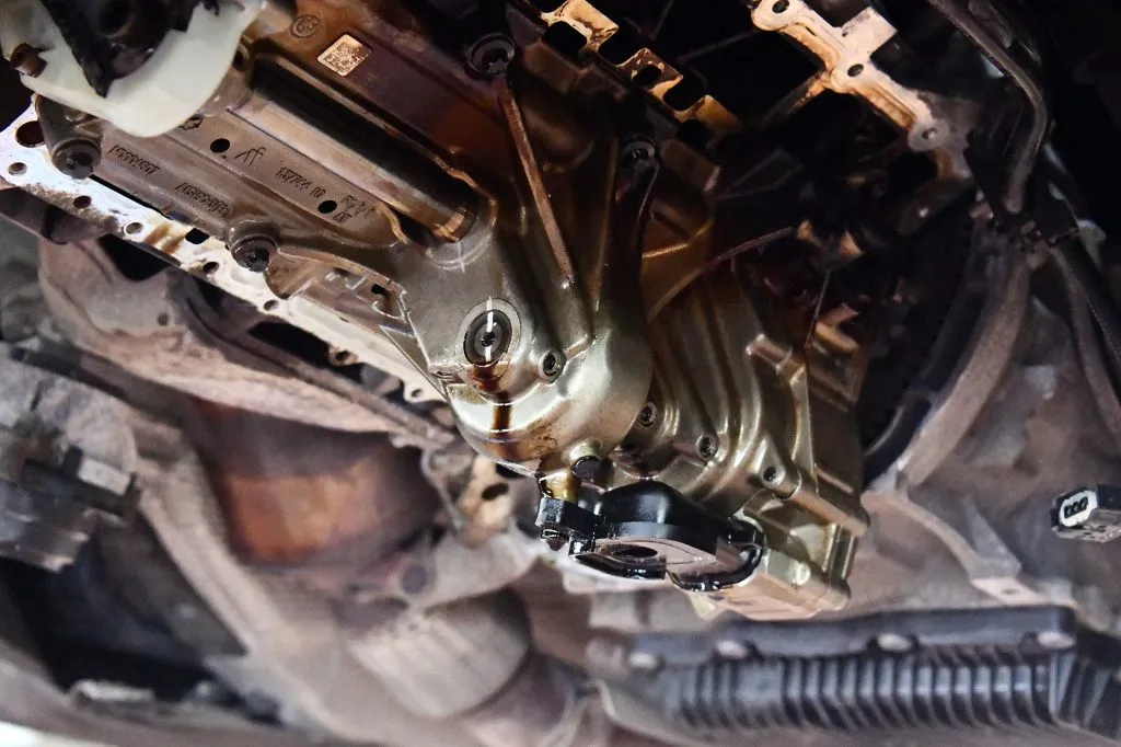 Dolna część silnika BMW F30 N20 po zdjęciu miski olejowej