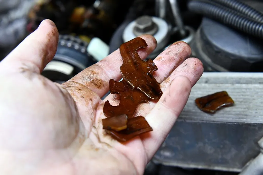 Odłamki ślizgów łańcucha rozrządu silnika N20 z BMW serii 3 F30