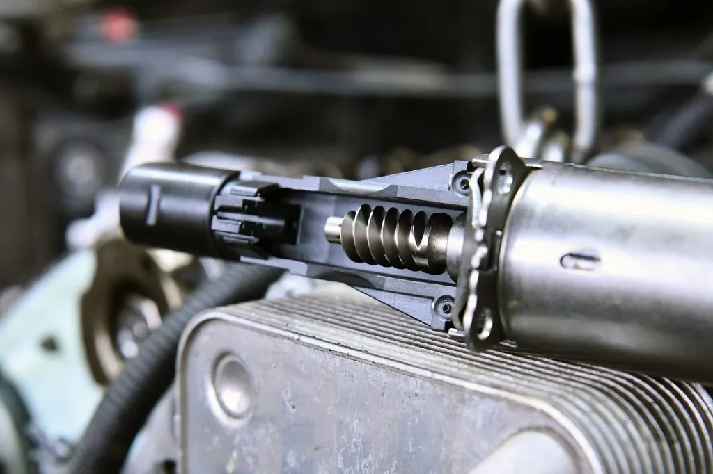 Siłownik Valvetronic BMW F30 N20 z widocznym napędem