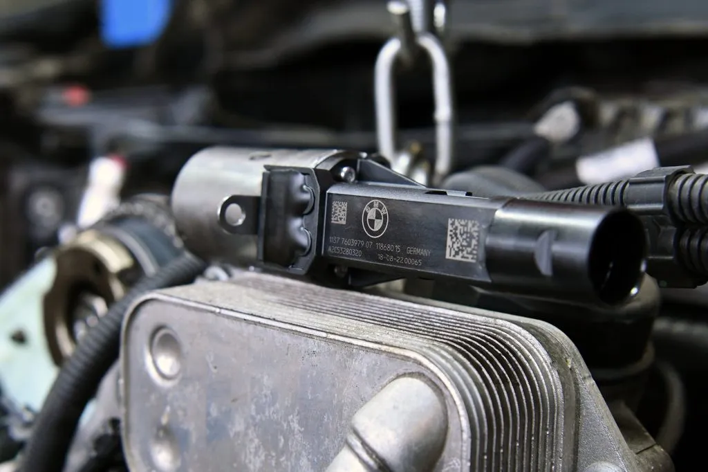 Siłownik Valvetronic przygotowany do prac przy silniku BMW F30