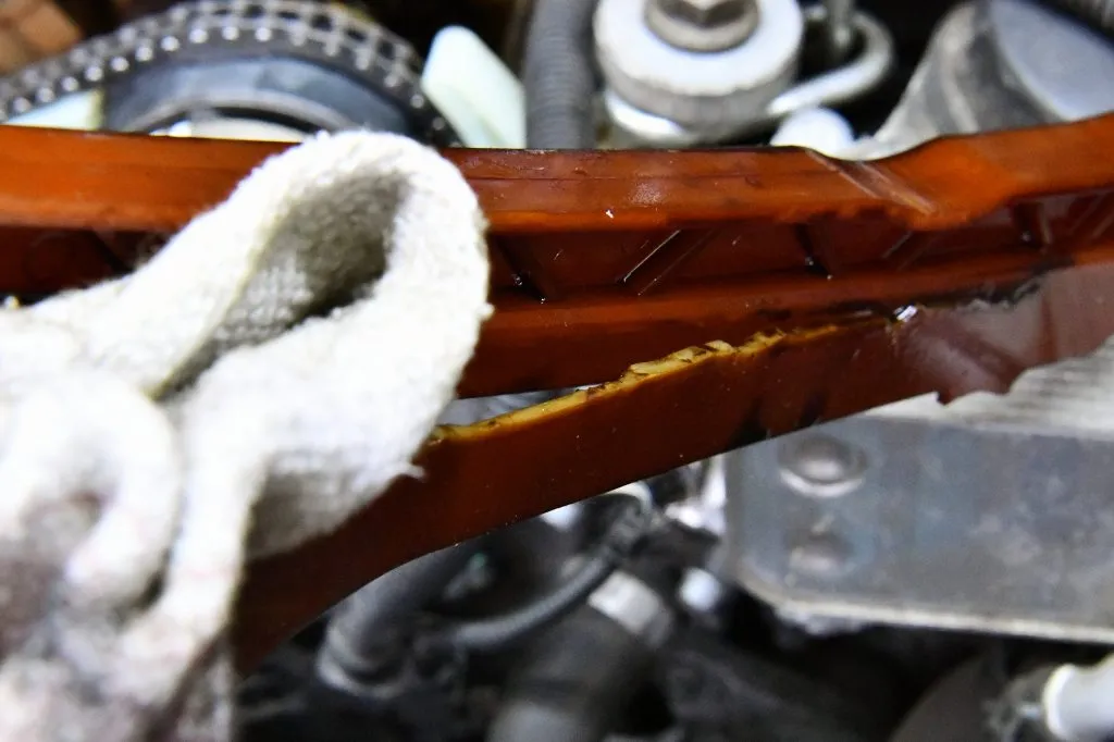 Uszkodzony ślizg rozrządu BMW F30 N20 w zbliżeniu