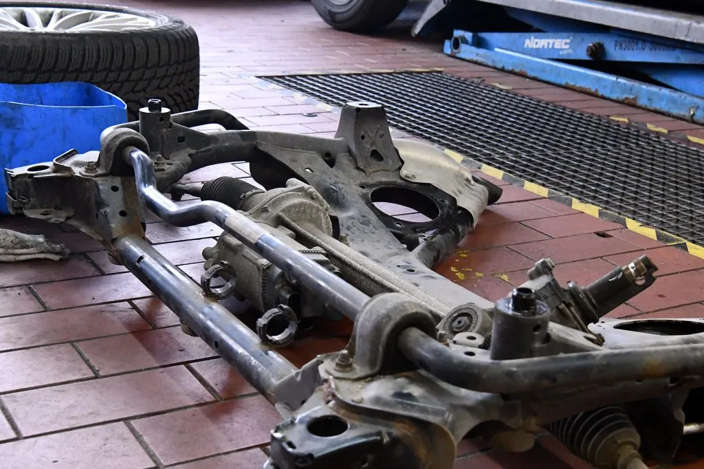 Zdemontowana przednia rama pomocnicza BMW serii 3 F30