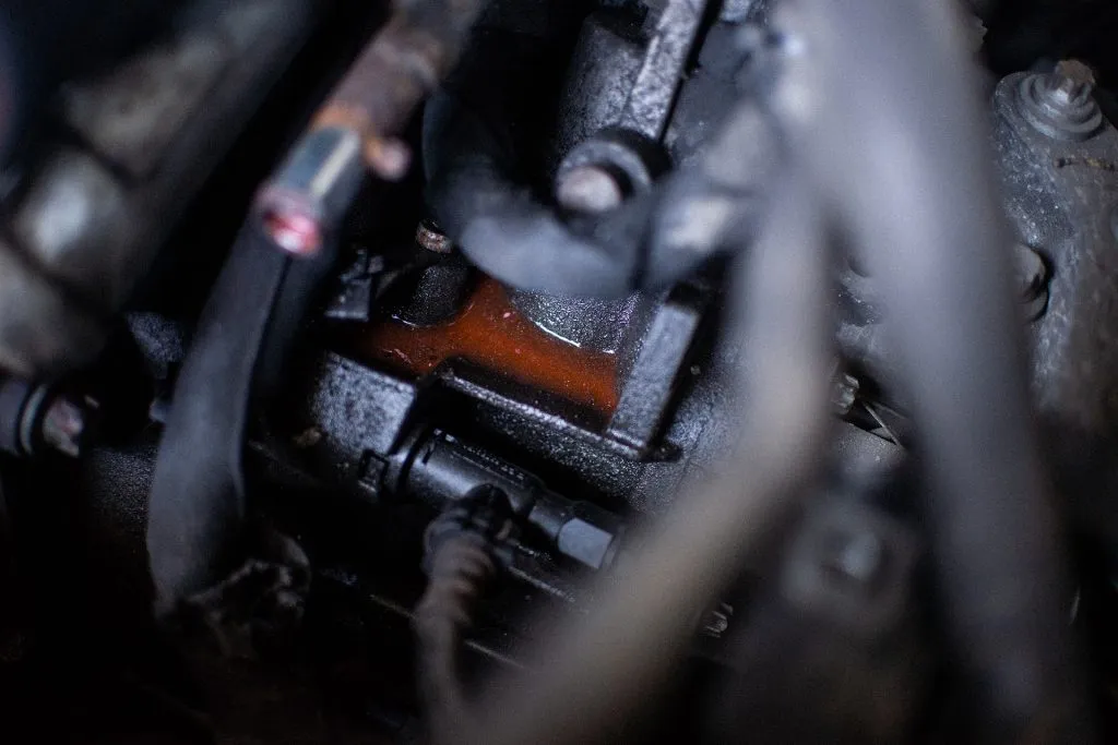 Ślad wycieku przy korpusie elektrycznej pompy wody BMW F30 328i xDrive
