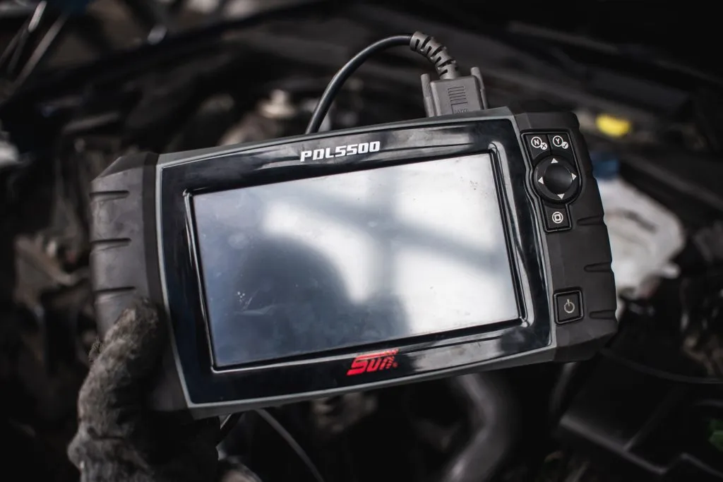 Tester diagnostyczny podczas sprawdzania BMW X3 F25
