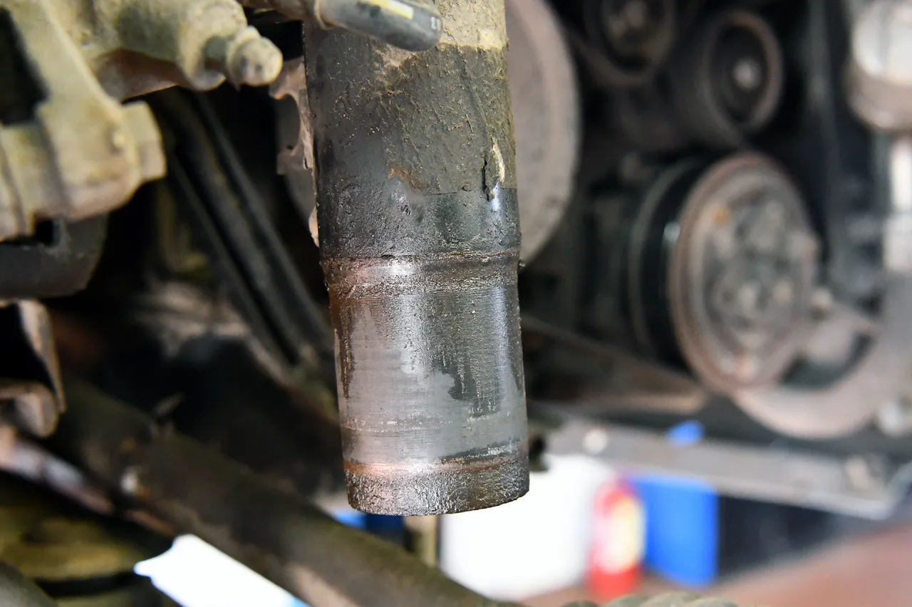 Dolna część kolumny zawieszenia Citroëna C3 po demontażu zwrotnicy