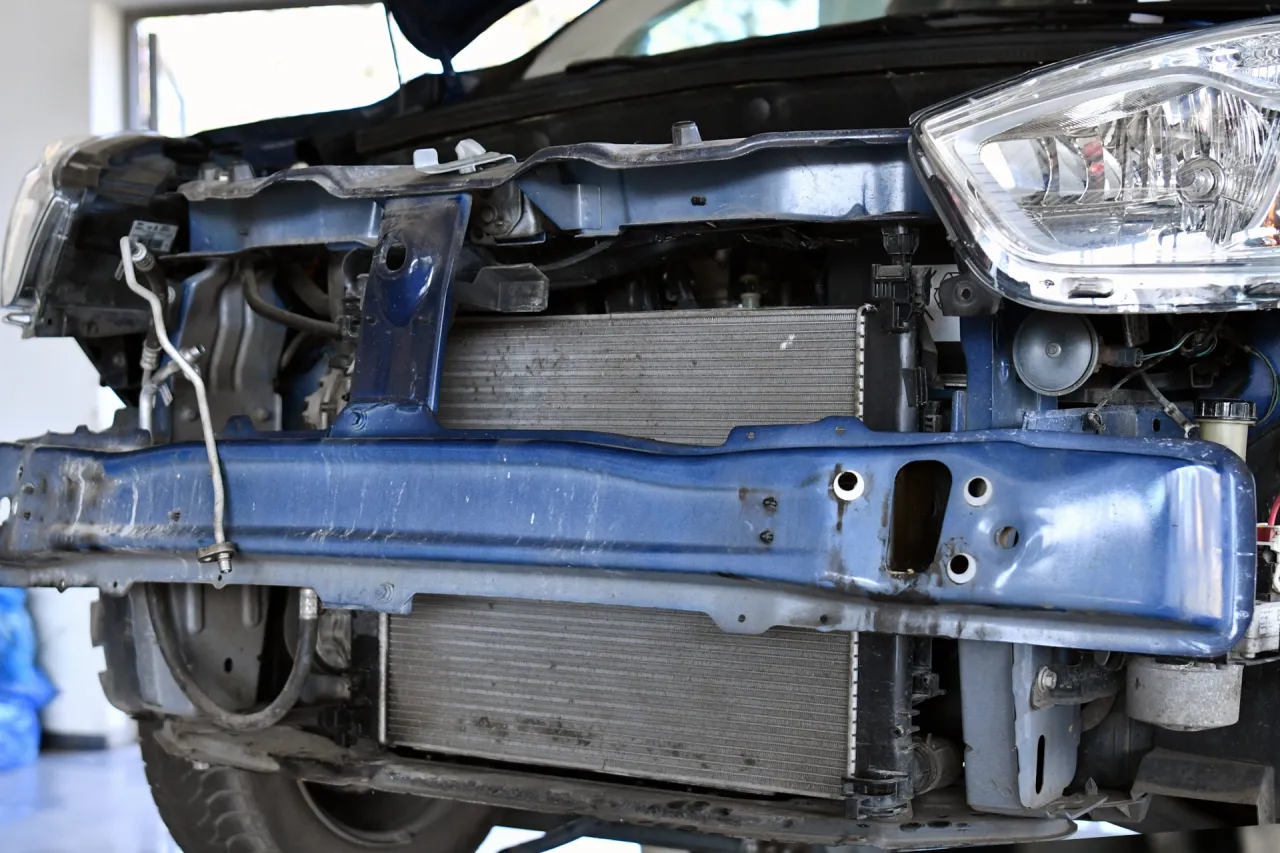 Przód Dacii Dokker po zdjęciu zderzaka podczas pracy przy klimatyzacji