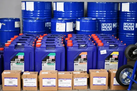 Beczki i kanistry olejów Liqui Moly po dostawie do MOTOER