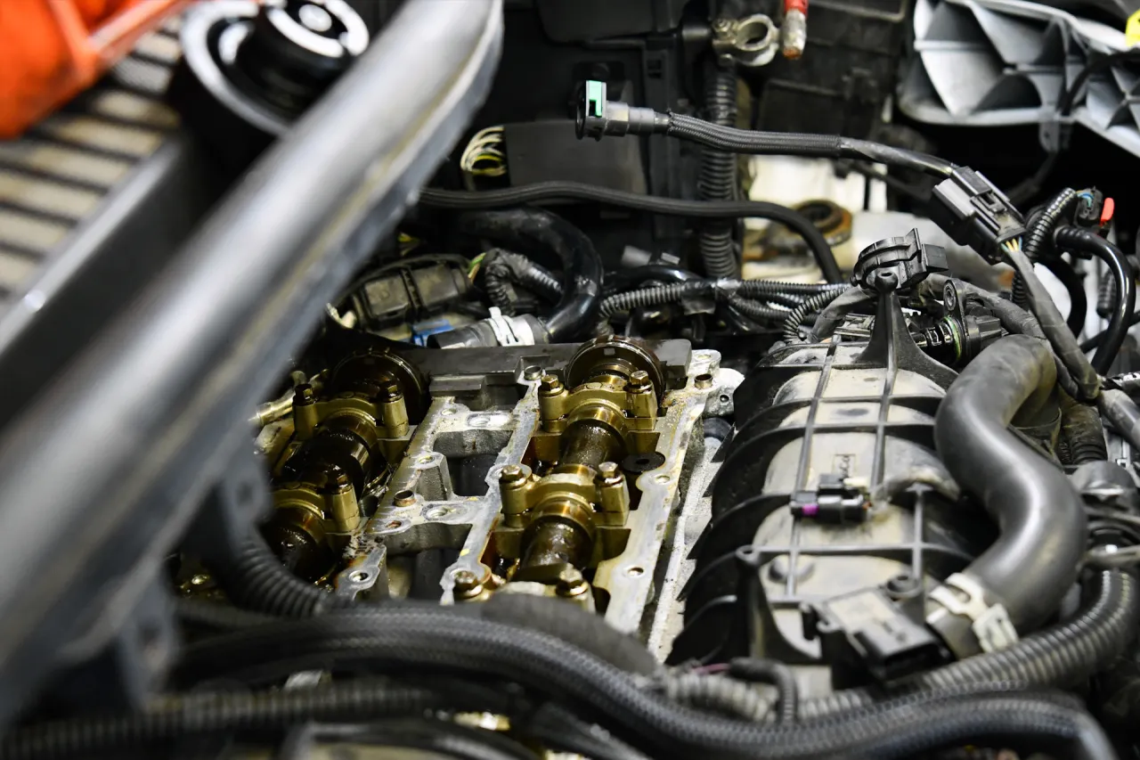 Silnik Forda Grand C-MAX 1.6 EcoBoost po zdjęciu pokrywy zaworów