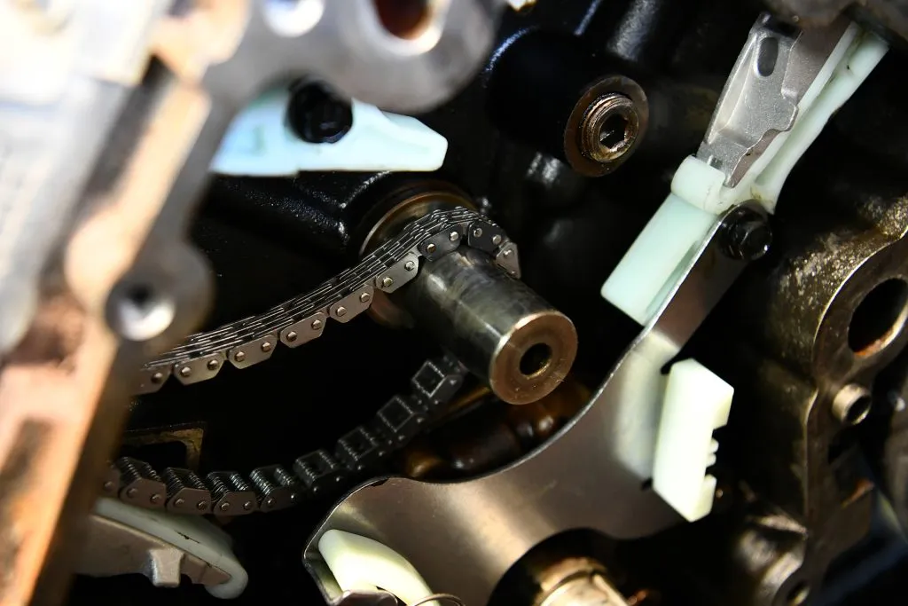 Łańcuch i elementy prowadzenia w silniku Jeepa Grand Cherokee 4.7 V8