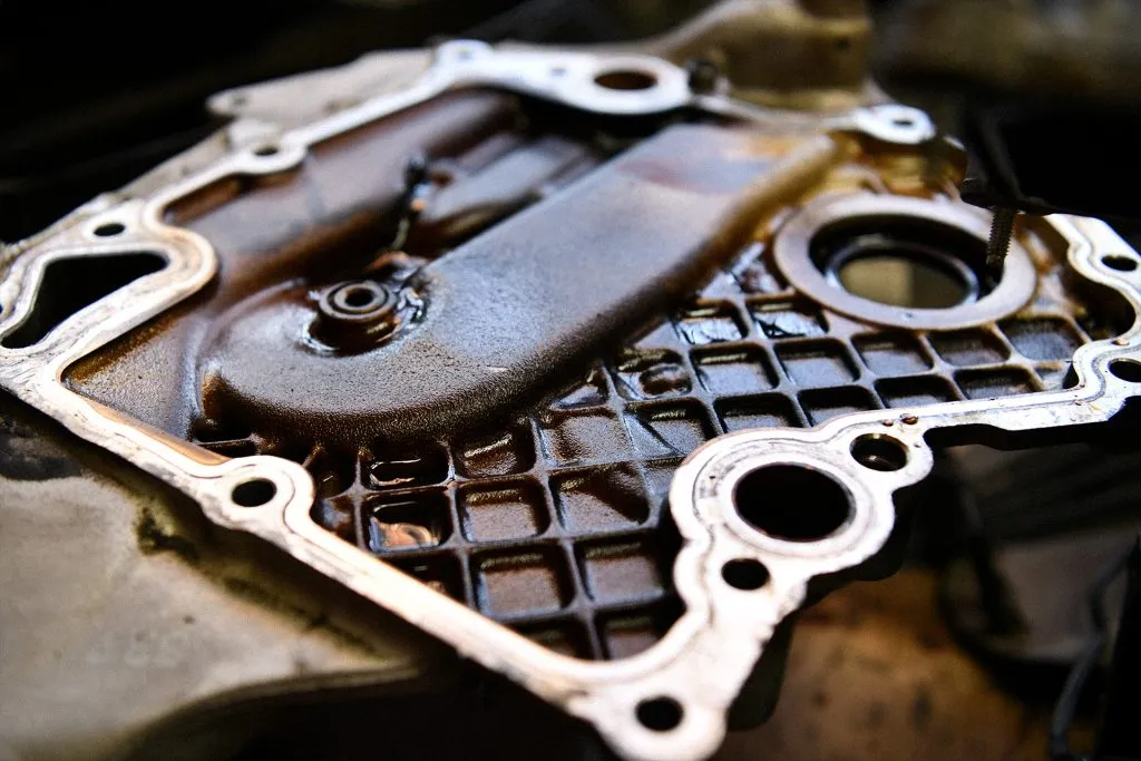 Pokrywa rozrządu Jeepa Grand Cherokee 4.7 V8 po demontażu