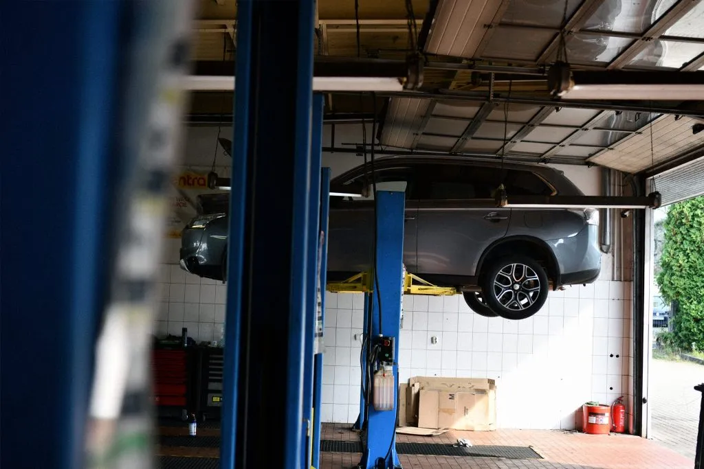 Mitsubishi Outlander III na podnośniku podczas obsługi napędu