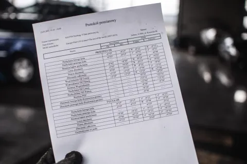 Wydruk pomiaru geometrii kół trzymany w hali MOTOER