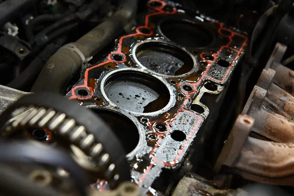 Blok i cylindry silnika Peugeota 207 1.4 po demontażu głowicy