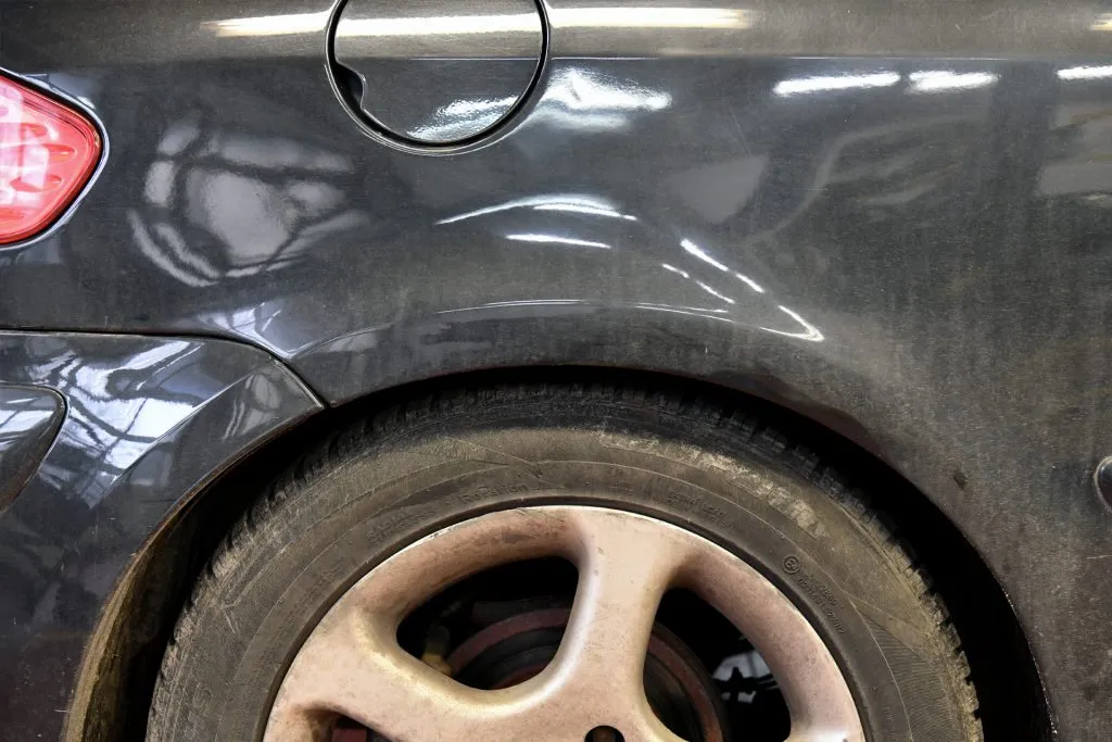 Niewielki prześwit między kołem a nadkolem Peugeota 307 CC