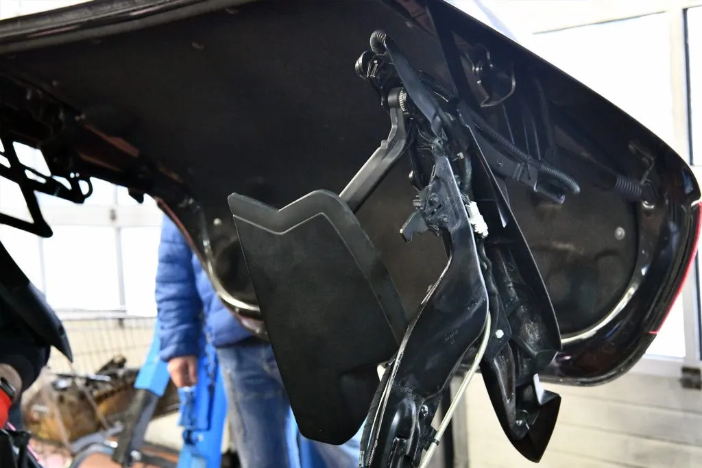 Otwarty mechanizm dachu i klapy Peugeota 307 CC w warsztacie
