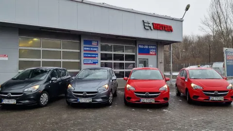 Samochody Opel zaparkowane przed serwisem MOTOER w Zabrzu