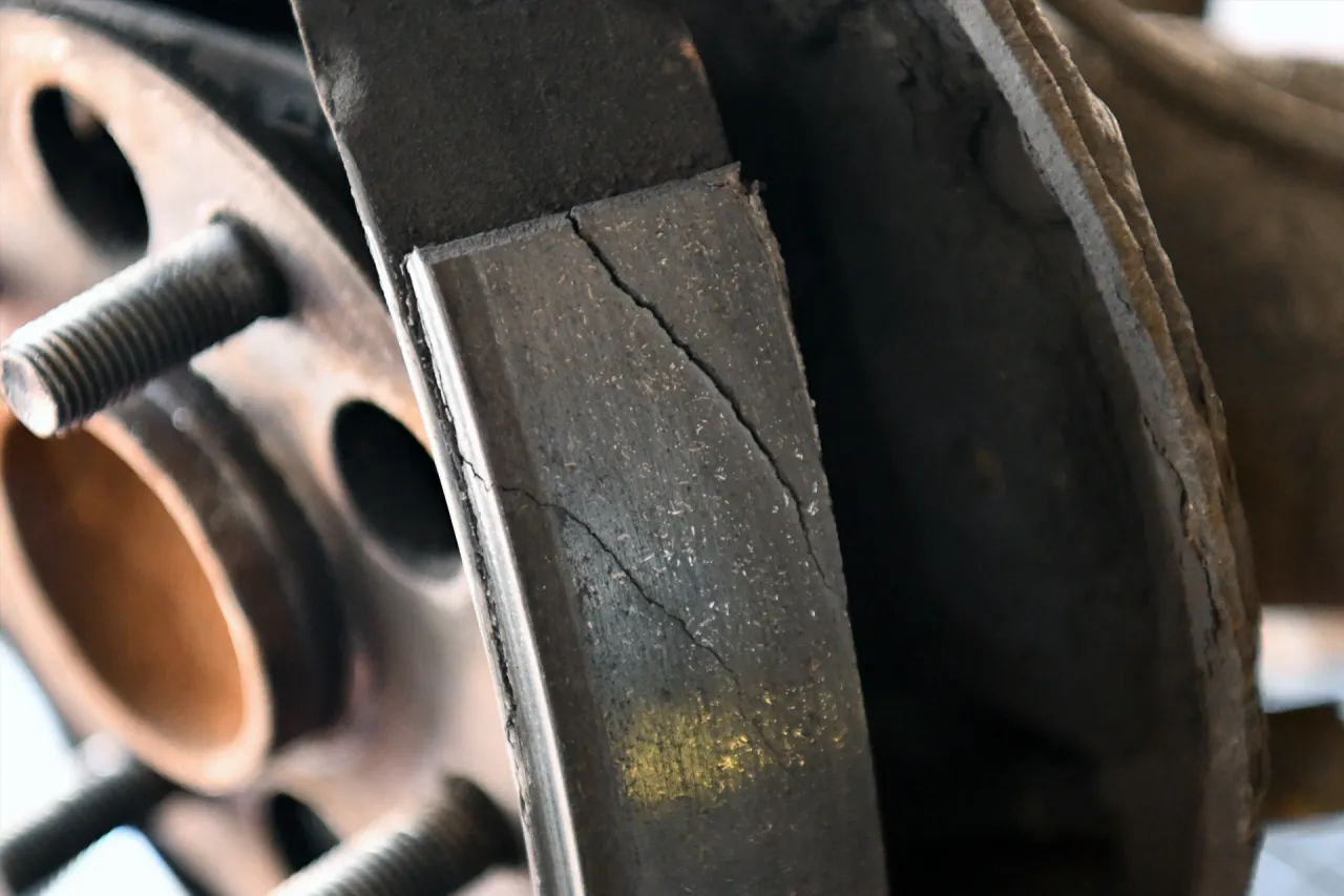 Pęknięta okładzina szczęki hamulcowej Toyoty Yaris