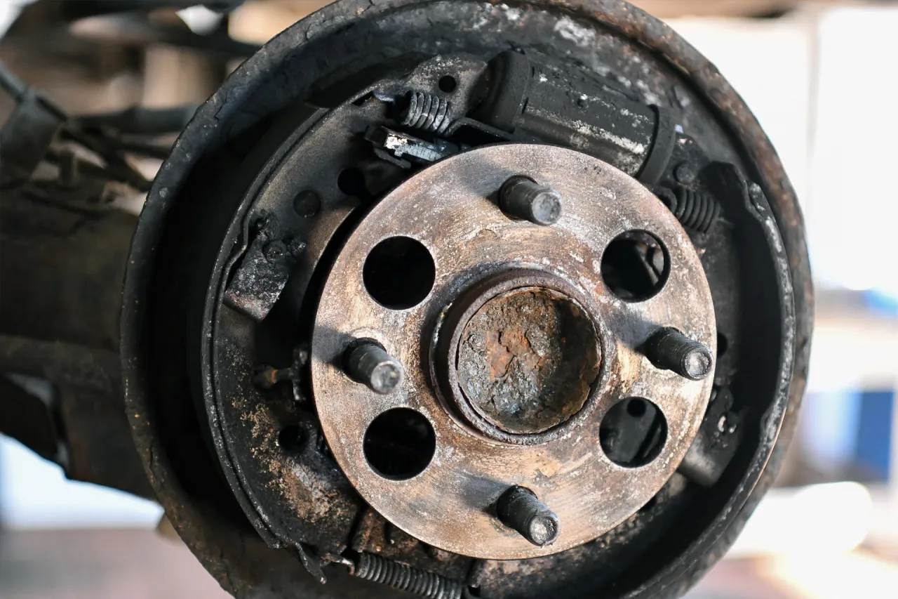 Tylny hamulec bębnowy Toyoty Yaris po zdjęciu bębna