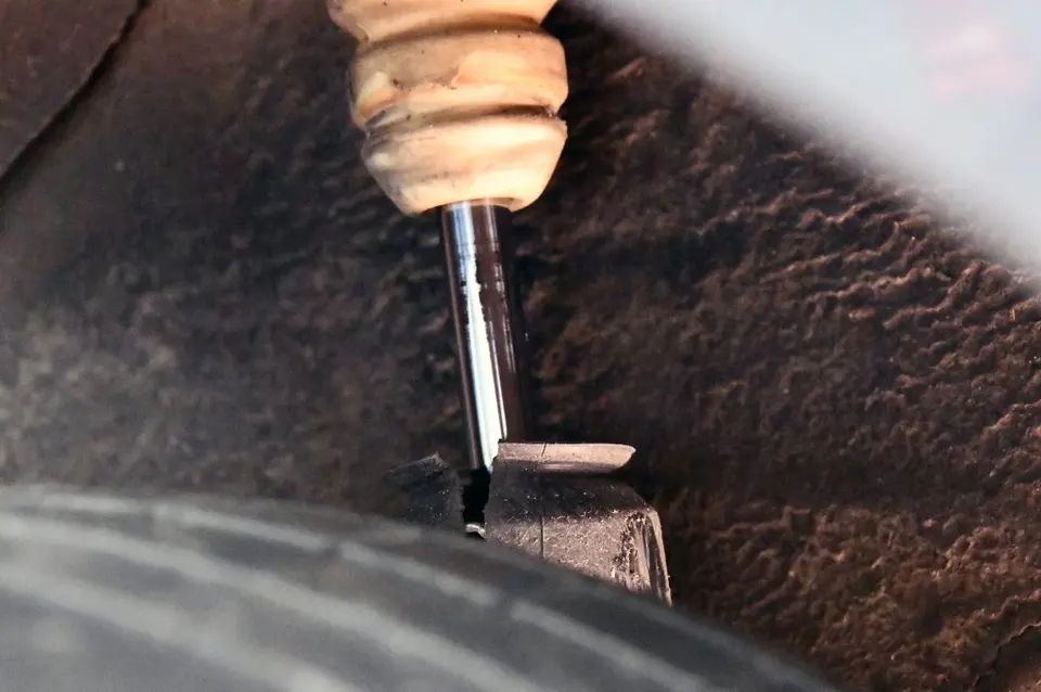 Podgrzewanie zapieczonego połączenia podczas naprawy tylnego zawieszenia BMW E87