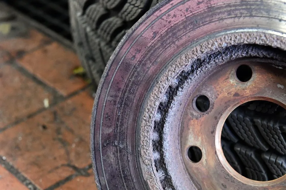 Elementy hamulca w Chevrolet Aveo podczas naprawy w MOTOER
