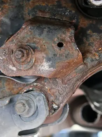 Skorodowany element BMW E87 pokazany w fotorelacji MOTOER