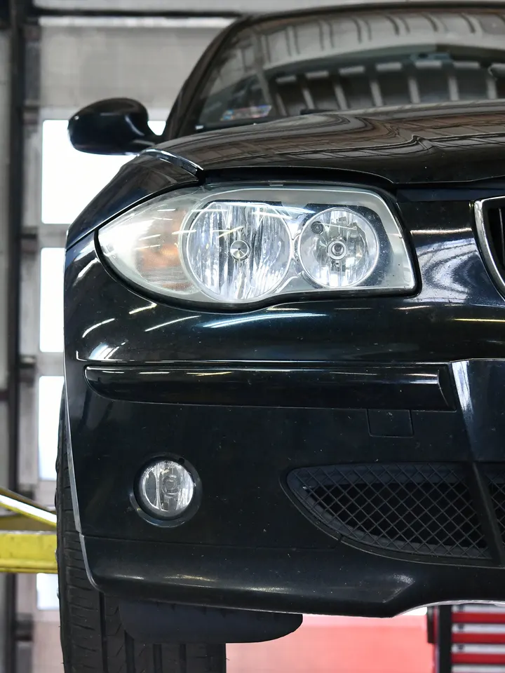 BMW serii 1 E87 na stanowisku serwisowym MOTOER