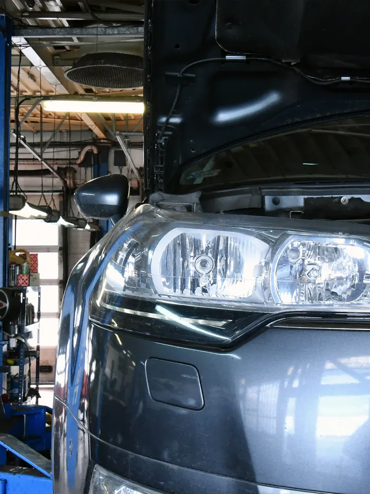Citroen C5 podczas naprawy hamulców i zawieszenia w MOTOER