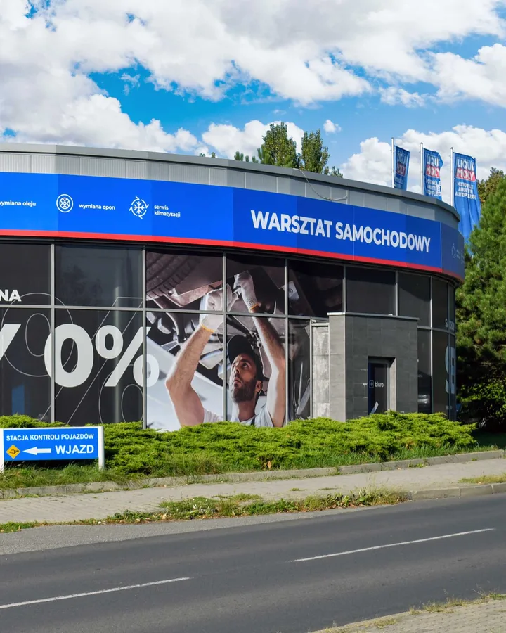 Budynek i wjazd do warsztatu MOTOER przy Korczoka 86 w Zabrzu