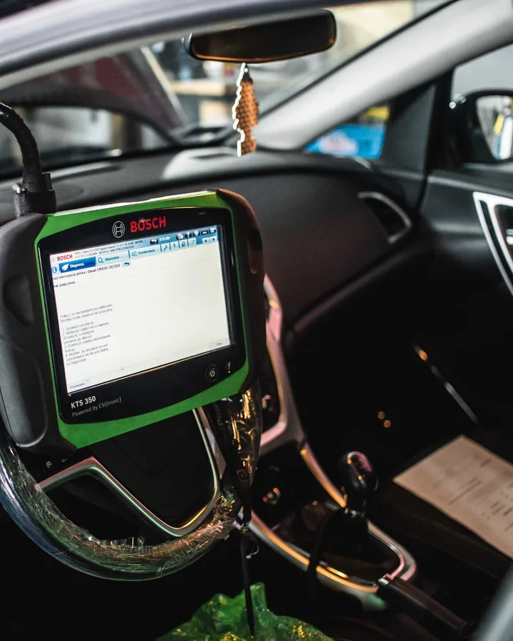 Tester diagnostyczny Bosch podłączony do samochodu w MOTOER