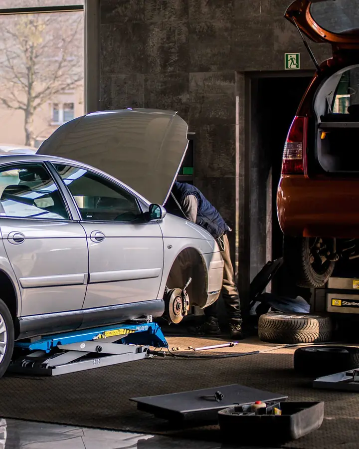 Mechanik pracujący przy samochodach na stanowiskach MOTOER
