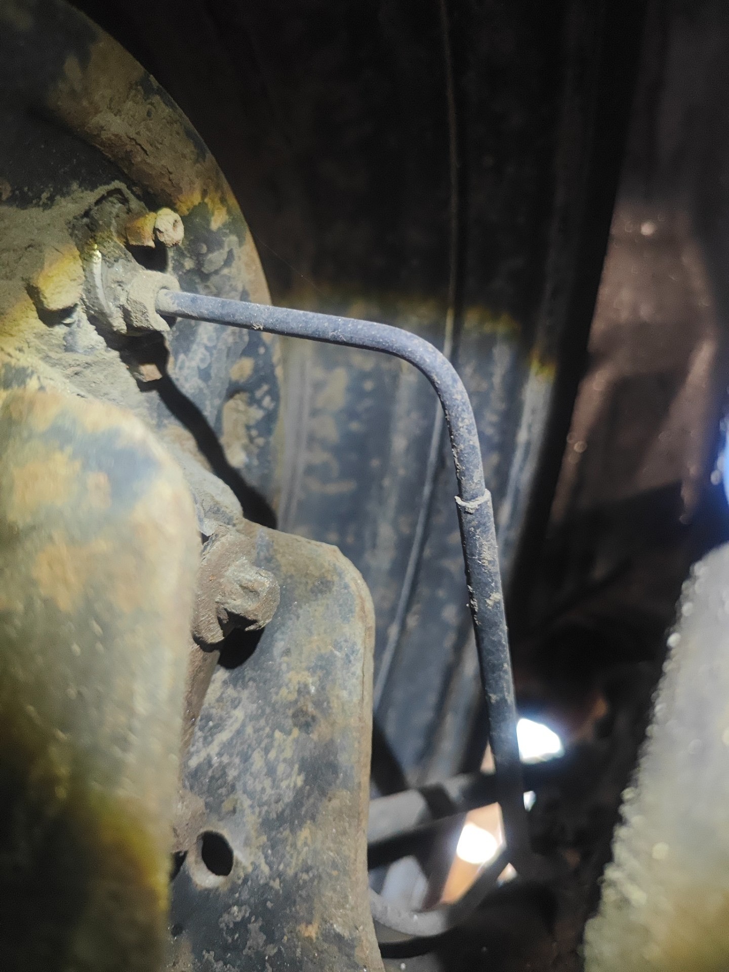 Stan przewodów hamulcowych na tylnej osi - NISSAN NOTE