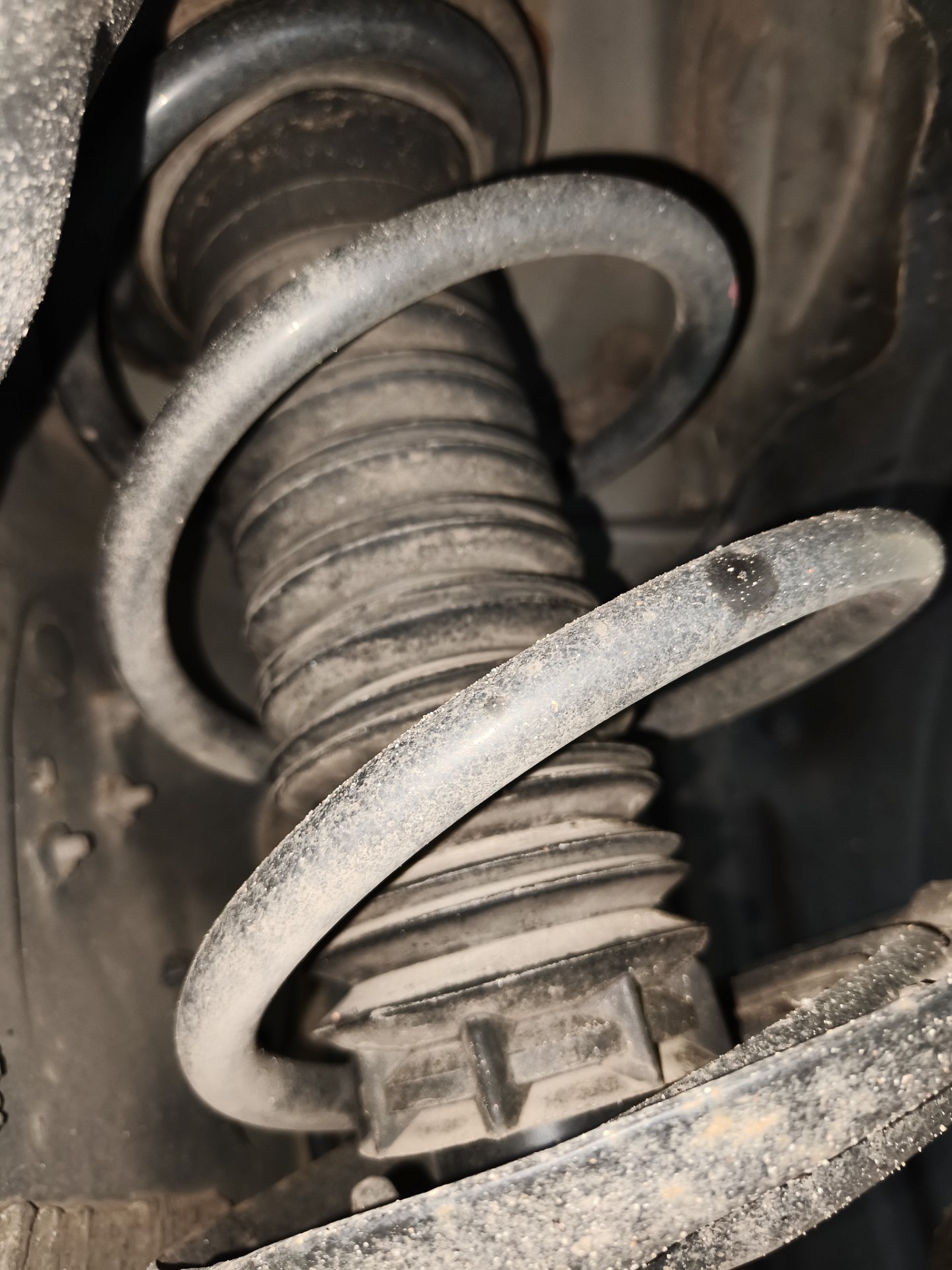 Stan sprężyn przedniej osi - TOYOTA RAV 4 V