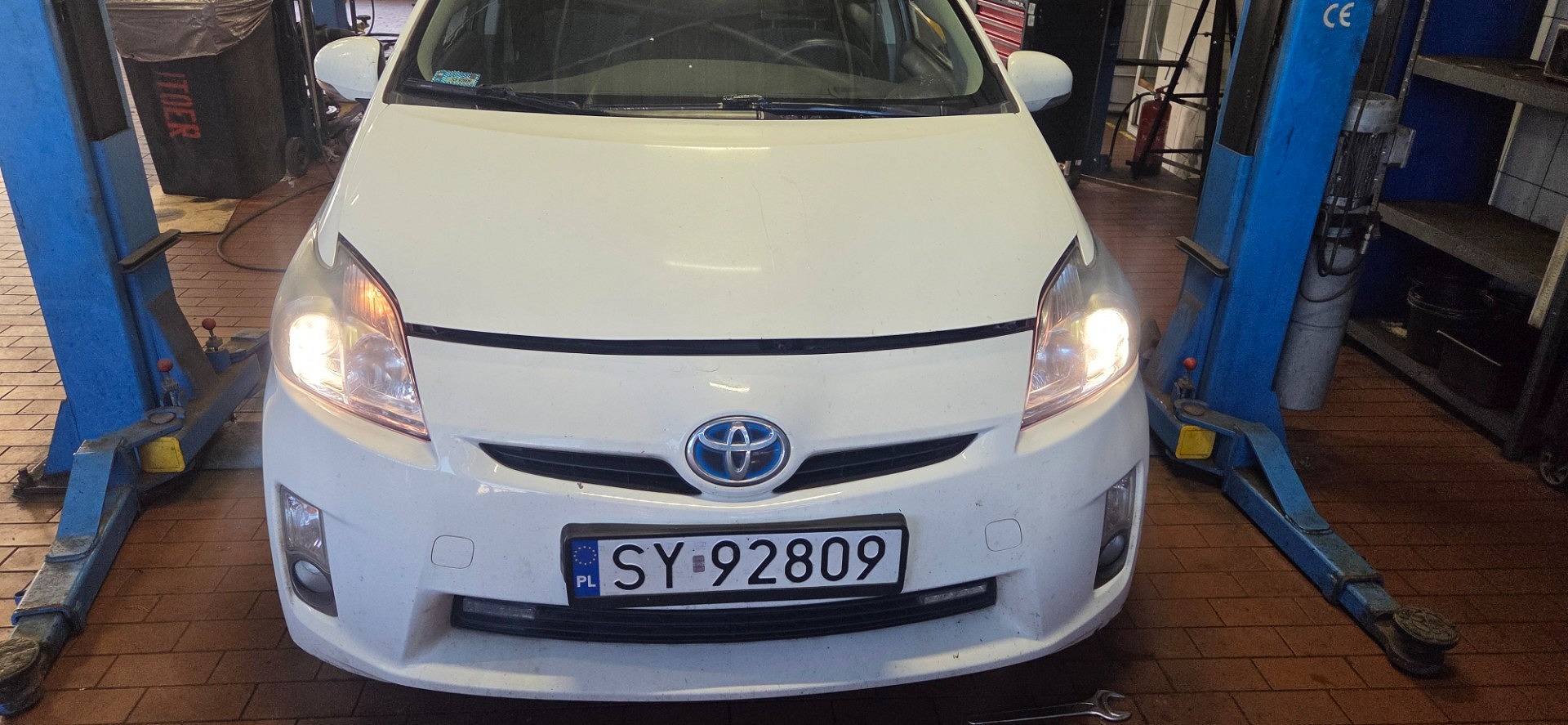 Światła z przodu - TOYOTA PRIUS