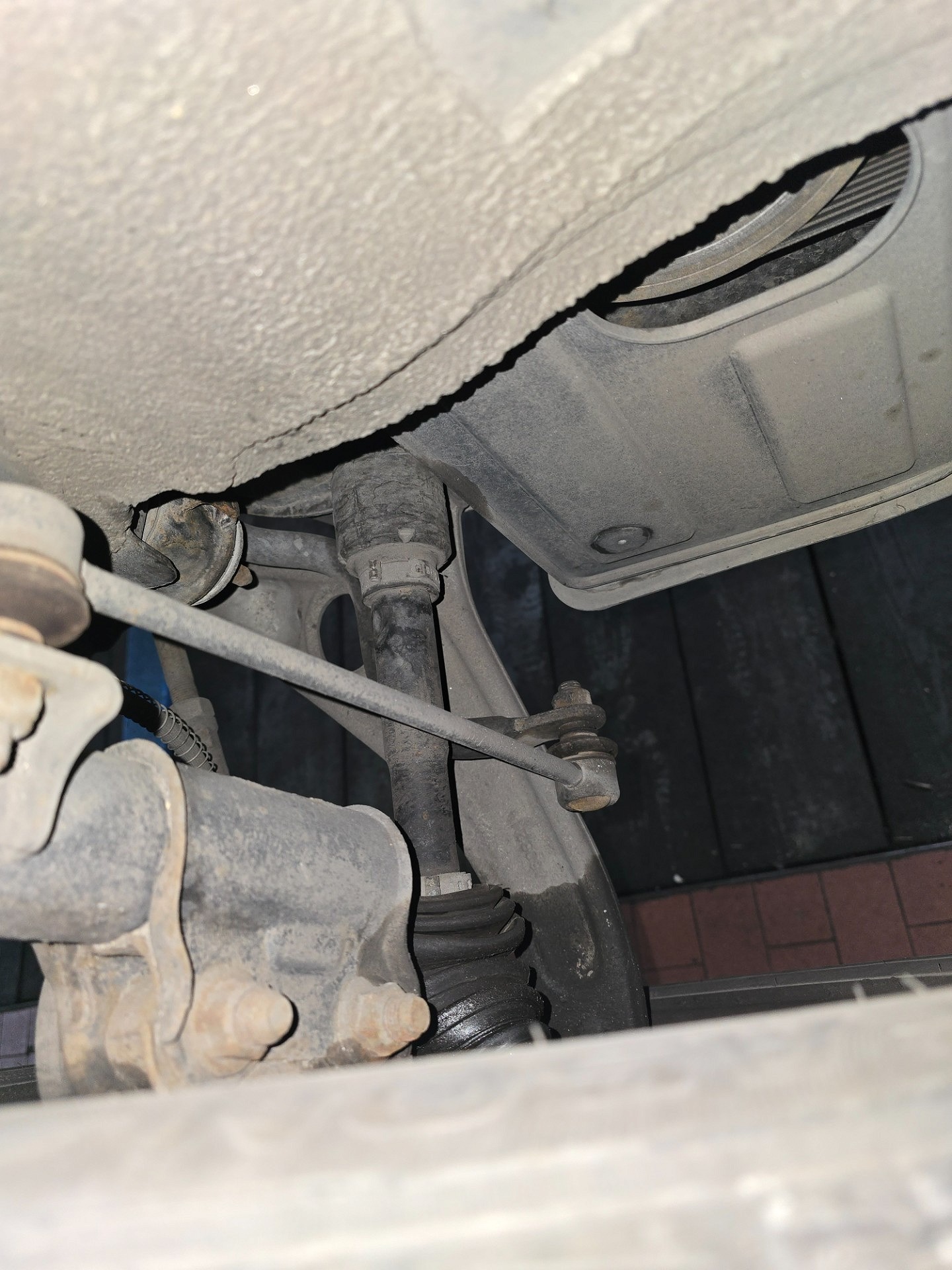 Przednia oś: stan zawieszenia - HYUNDAI i40 I CW