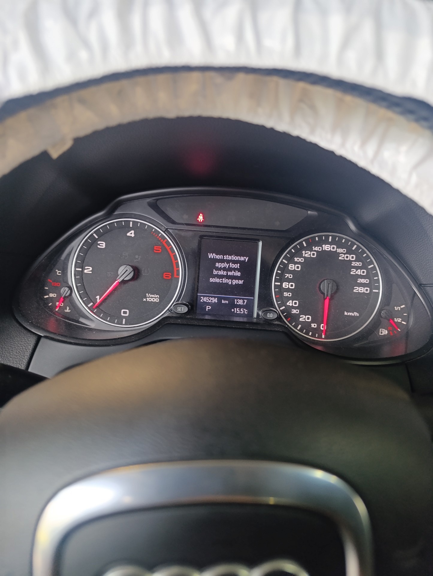 Komunikaty na desce rozdzielczej - AUDI Q5
