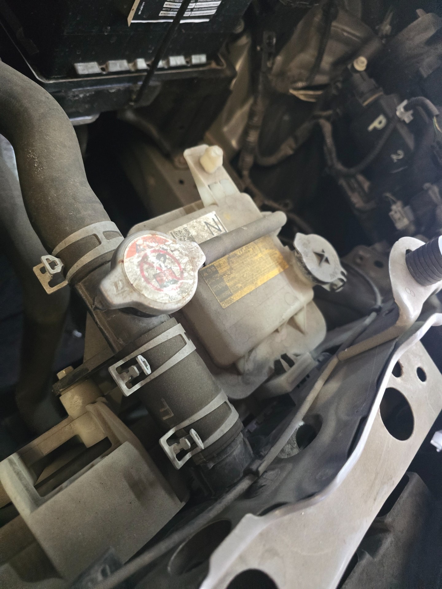 Poziom płynu chłodniczego - TOYOTA YARIS
