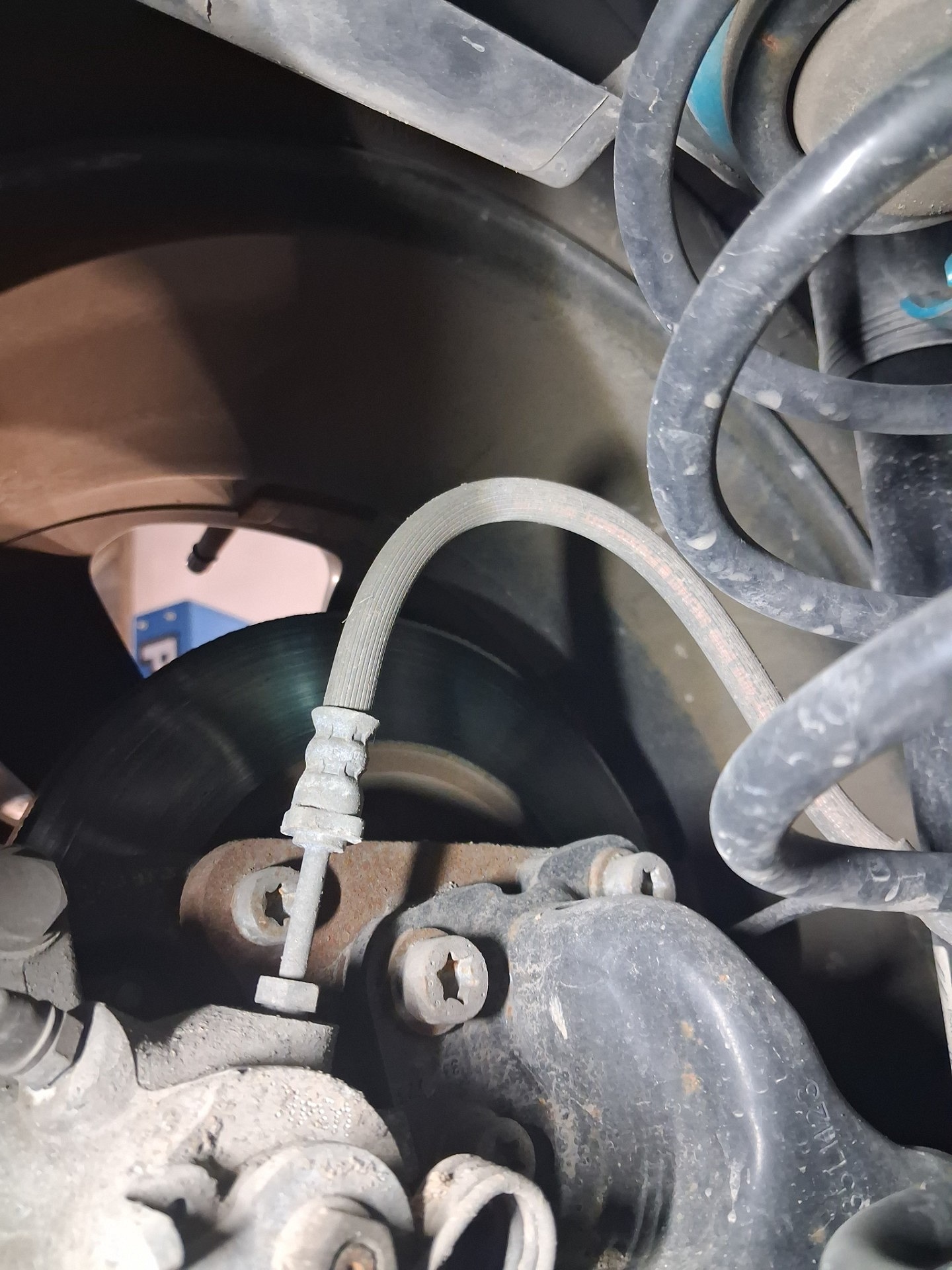 Tylna oś: stan przewodów hamulcowych - CITROËN C3 III
