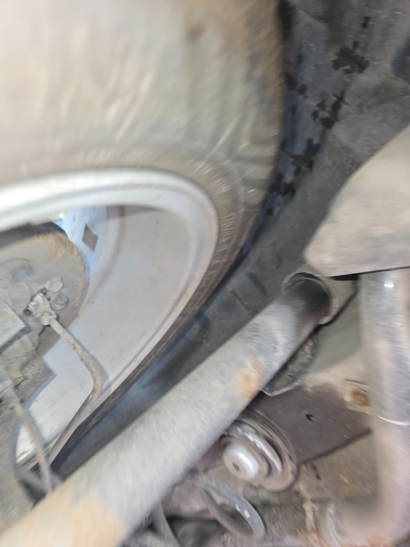 Tylna oś: odboje i osłony - SUZUKI SWIFT IV