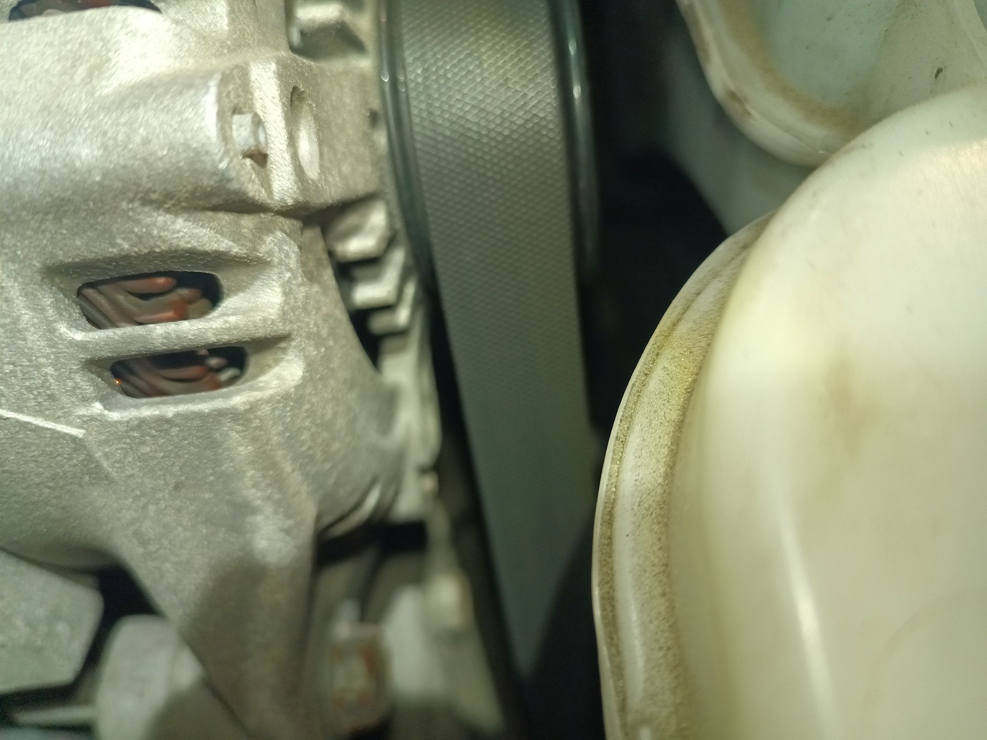Fragment paska osprzętu przy alternatorze Dodge’a Nitro Van