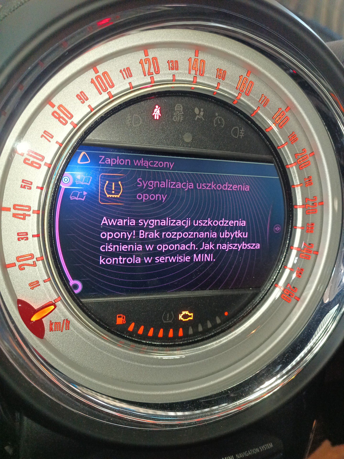 Ekran MINI Countryman z komunikatem o awarii sygnalizacji uszkodzenia opony