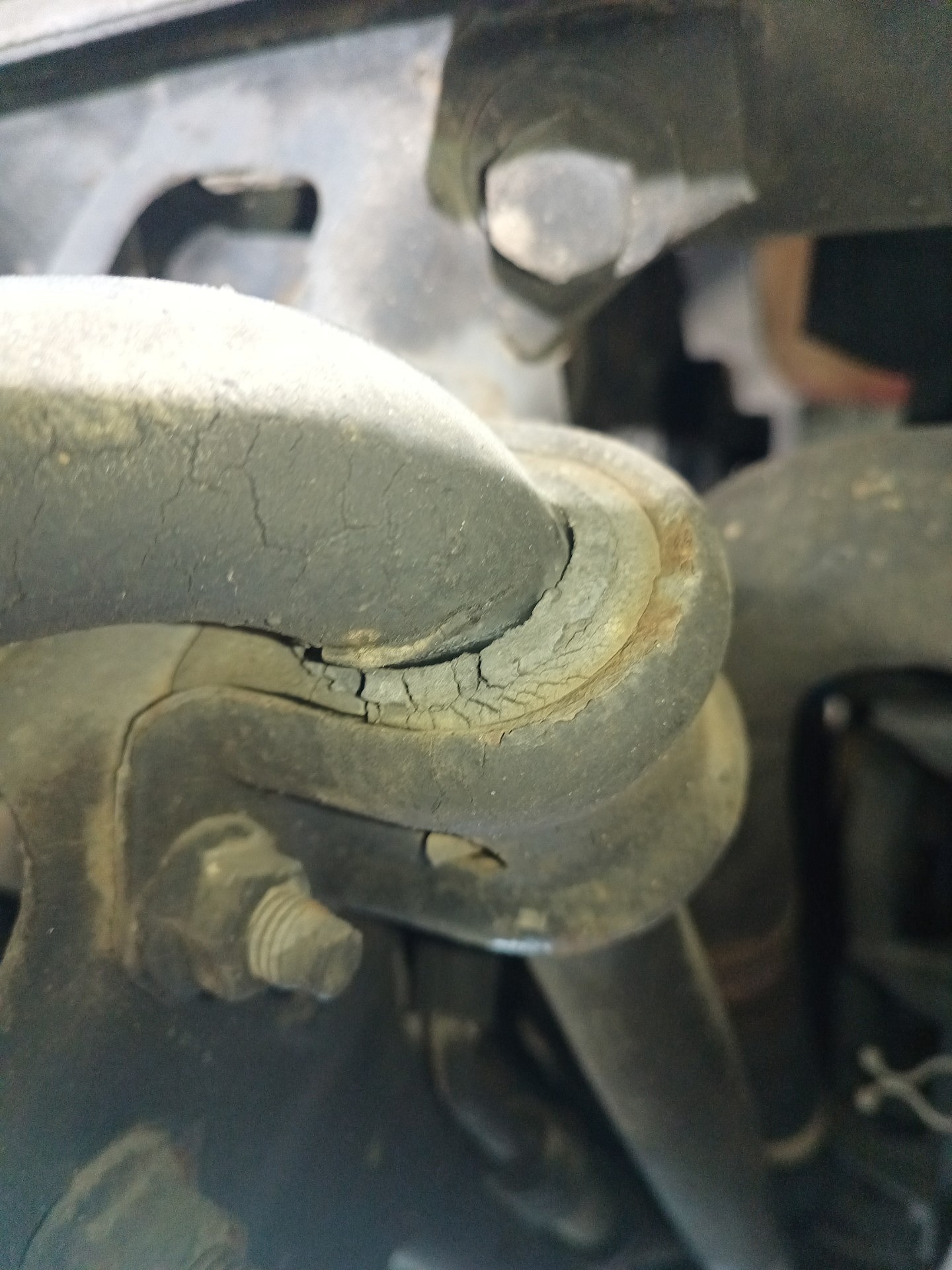 Spękana guma przedniego stabilizatora Dodge’a Nitro Van przy metalowej obejmie