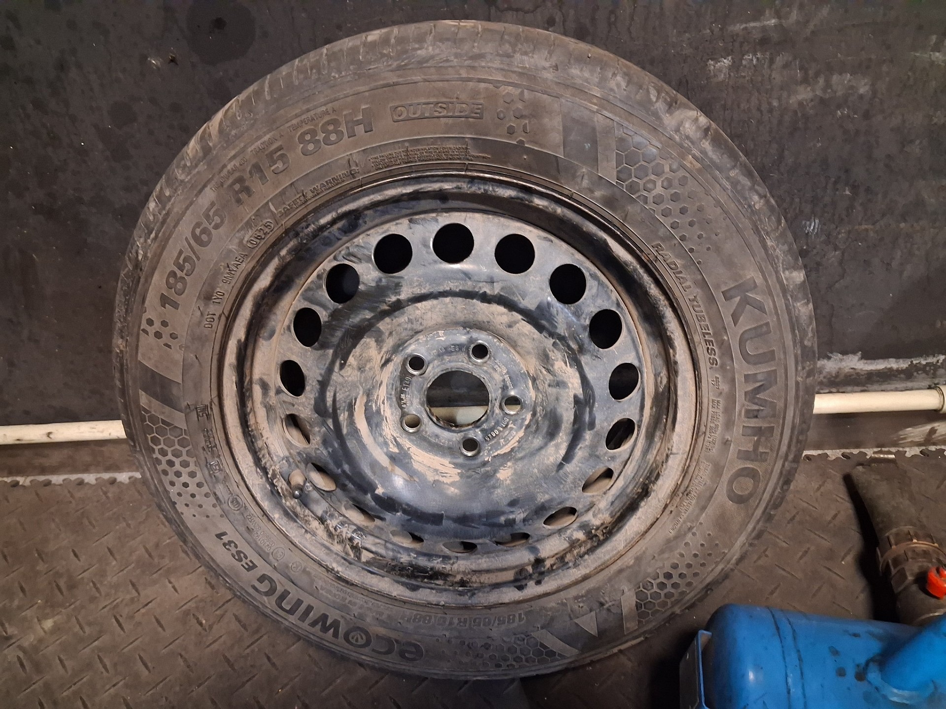 Koło Skody Fabii IV z oponą Kumho na stalowej feldze