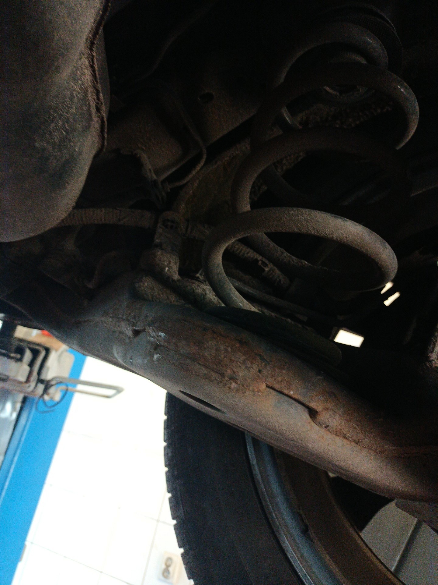 Stan sprężyn na tylnej osi - NISSAN QASHQAI II